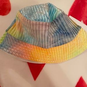 NWT Dippin daisys tie dye bucket hat